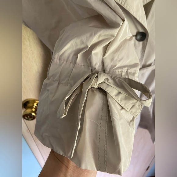 Beautiful Neutral GERARD DAREL Double Breasted Short Trench Coat Bow Cuff 46 14 - Picture 3 of 10